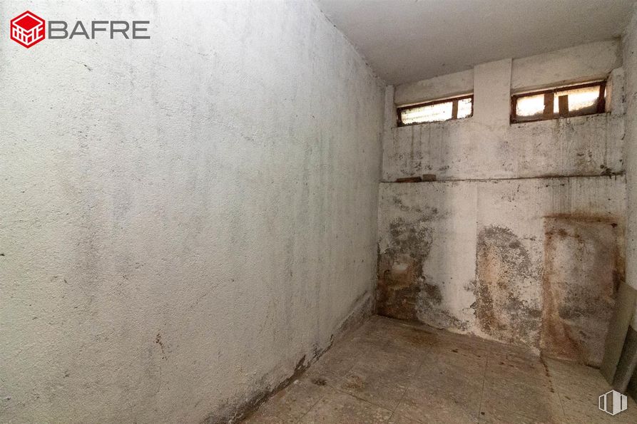 Industrial for sale at Calle Ocaña, La Latina, Madrid, 28047 with window, composite material, tints and shades, rectangle, flooring, concrete, wood, ceiling, plaster and font around