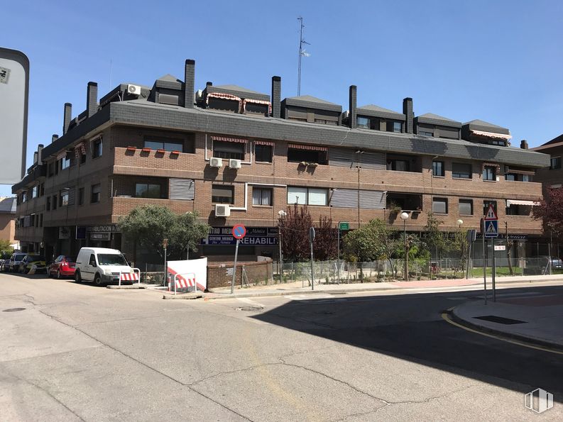 Retail for sale & for rent at Calle Andrés Segovia, 1, Las Rozas de Madrid, Madrid, 28230 with car, building, sky, window, plant, urban design, tree, neighbourhood, condominium and residential area around