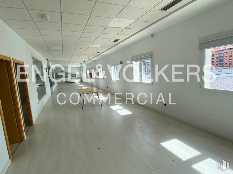 Oficina en alquiler en Calle Julián Camarillo, 38, San Blas - Canillejas, Madrid, 28037 con lámpara, ventana, accesorio, interiorismo, edificio, suelo, suelos, puerta, techo y espacio alrededor