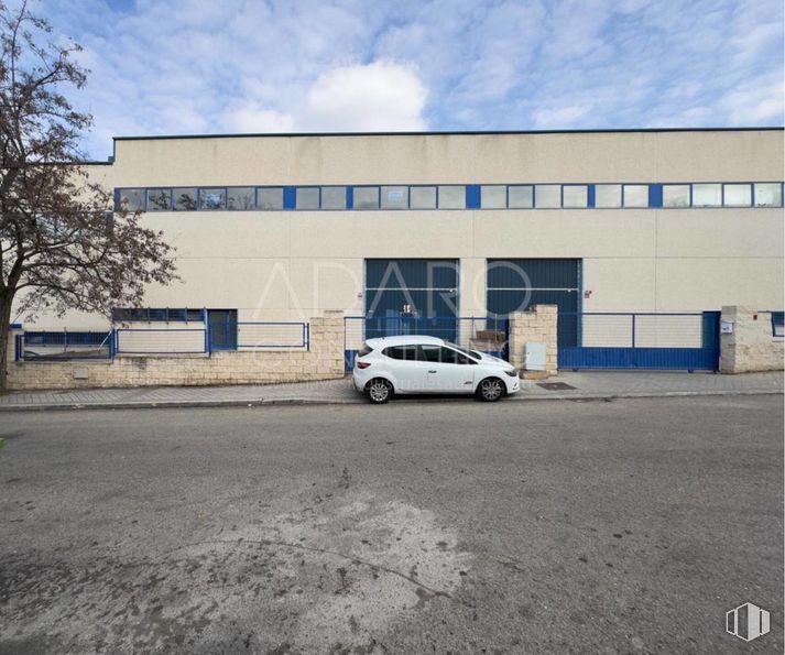 Industrial for sale at Calle Tormes, Mejorada del Campo, Madrid, 28840 with car, automotive parking light, parking, family car, luxury vehicle, mid-size car, automotive tail & brake light, full-size car, executive car and parking lot around