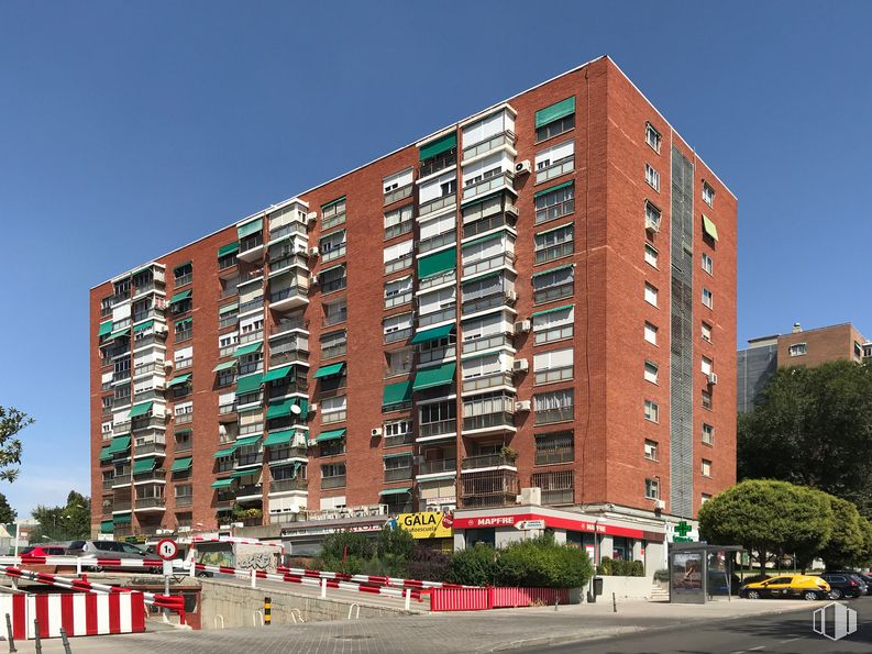 Local en venta en Calle Fuentespina, 14, Villa de Vallecas, Madrid, 28031 con edificio, cielo, propiedad, ventana, bloque de torre, planta, árbol, diseño urbano, luz de la calle y condominio alrededor