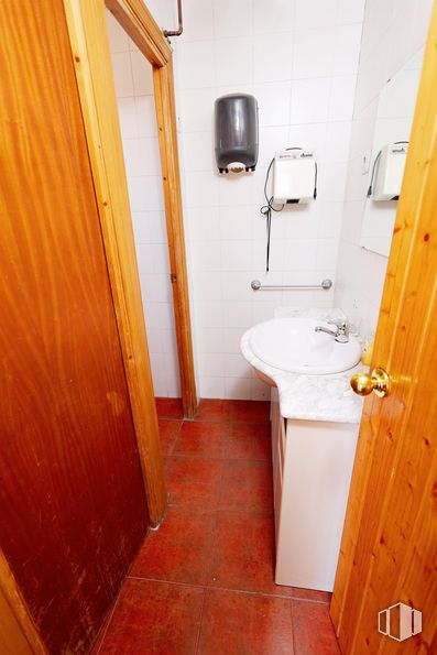 Nave en alquiler y venta en Calle Antonio Gaudí, 24, Mejorada del Campo, Madrid, 28840 con fregadero, puerta, propiedad, accesorios de fontanería, lavabo, grifo, cuarto de baño, madera, accesorio y suelo alrededor