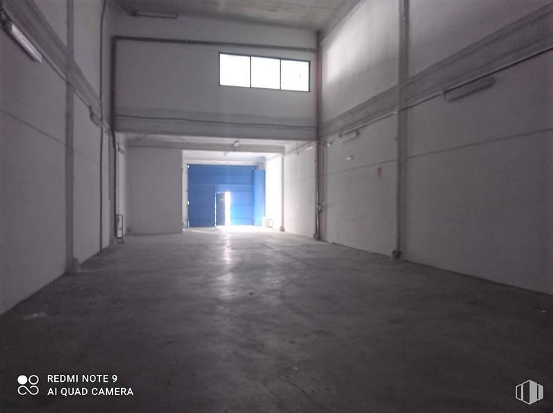 Industrial for rent at Calle Luis I, Villa de Vallecas, Madrid, 28031 with window, building, fixture, hall, flooring, symmetry, ceiling, space, concrete and electric blue around