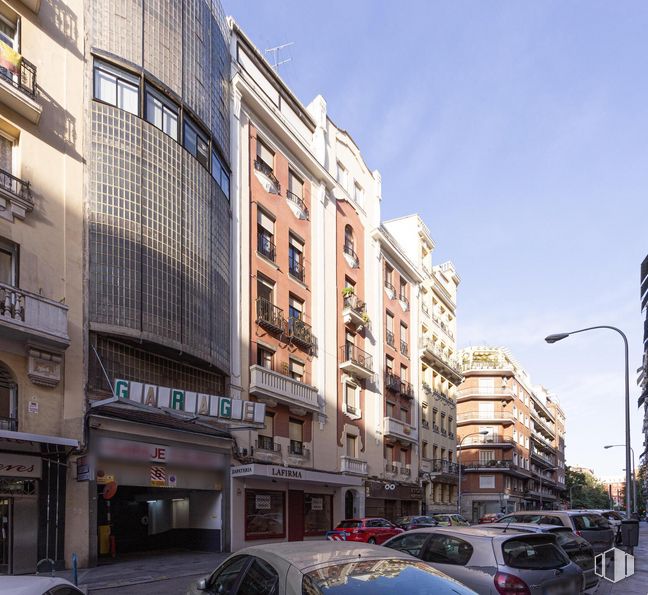 Local en venta en Calle Jerónimo de la Quintana, 5, Chamberí, Madrid, 28010 con coche, edificio, vehículo terrestre, neumático, rueda, cielo, vehículo, ventana, infraestructura y luz de la calle alrededor