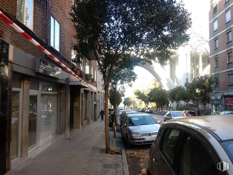 Retail for rent at Calle Segovia, 19, Centro, Madrid, 28005 with car, land vehicle, vehicle, mode of transport, tire, wheel, motor vehicle, transport, automotive exterior and automotive lighting around