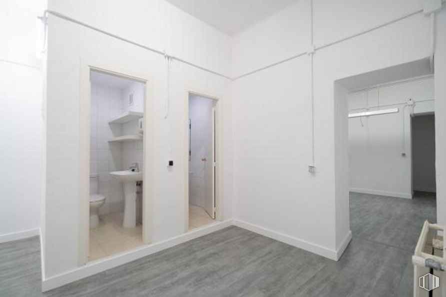 Oficina en alquiler en Zona Centro - Justicia, Centro, Madrid, 28004 con puerta, propiedad, accesorio, madera, diseño de interiores, pavimento, pasillo, piso, edificio y pared alrededor