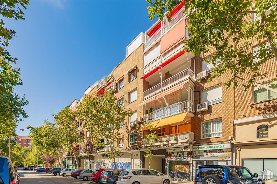 Retail for sale at Avenida Presidente Carmona, 10, Tetuán, Madrid, 28020 with car, window, wheel, tire, land vehicle, building, sky, vehicle, tree and urban design around