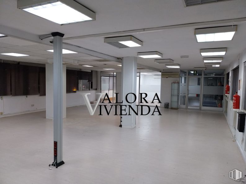 Oficina en venta en Zona Campamento, La Latina, Madrid, 28024 con lámpara, alumbrado, accesorio, interiorismo, suelos, edificio, suelo, hall, vidrio y techo alrededor