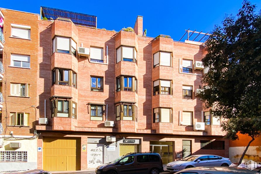 Local en venta en Calle Enrique Velasco, 27, Puente de Vallecas, Madrid, 28038 con coche, edificio, rueda, neumático, vehículo terrestre, cielo, ventana, propiedad, vehículo y azul alrededor