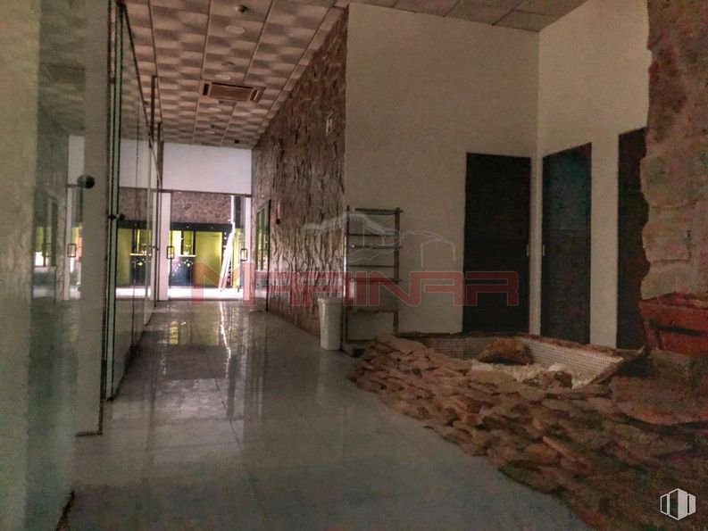 Retail for sale & for rent at Zona Las Aves-Jardín de Oñate, Aranjuez, Madrid, 28300 with property, interior design, architecture, wood, flooring, floor, building, hall, building material and ceiling around