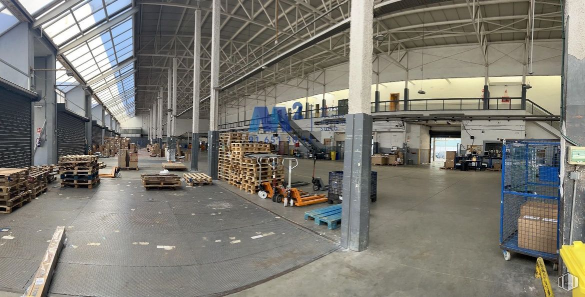 Industrial for rent at Calle Gamonal, Villa de Vallecas, Madrid, 28031 with fixture, engineering, machine, automotive design, mass production, gas, industry, metal, factory and composite material around