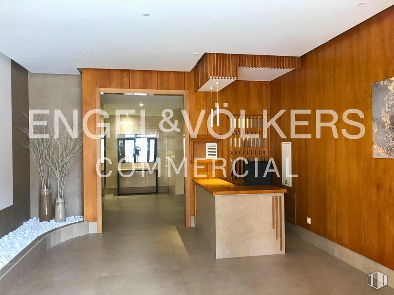 Local en venta en Calle Sangenjo, 16, Fuencarral - El Pardo, Madrid, 28034 con mueble, mesa, edificio, madera, silla, suelo, suelos, sala de estar, inmobiliario y fachada alrededor