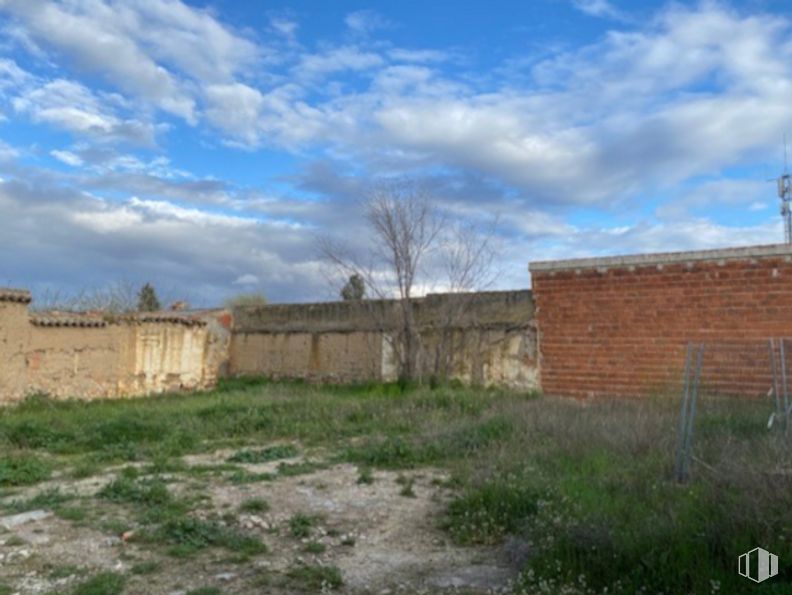 Land for sale at Zona casco urbano, Sonseca, Toledo, 45100 with building, cloud, sky, plant, natural landscape, land lot, grass, window, brick and landscape around