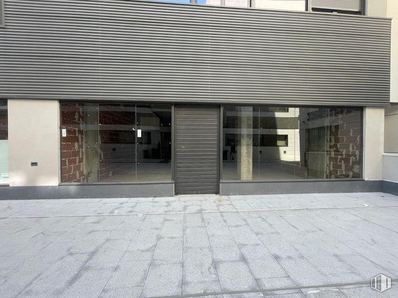 Local en alquiler en Future Center Arena, Calle José Hierro, 94, Rivas-Vaciamadrid, Madrid, 28529 con edificio, superficie de la carretera, accesorio, asfalto, gris, suelo, sombra, suelos, puerta y ladrillo alrededor