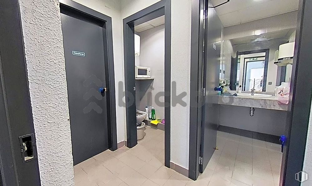 Retail for sale at Avenida Alberto Alcocer, Chamartín, Madrid, 28016 with door, fixture, building, mirror, plumbing fixture, tap, house, bathroom, flooring and composite material around