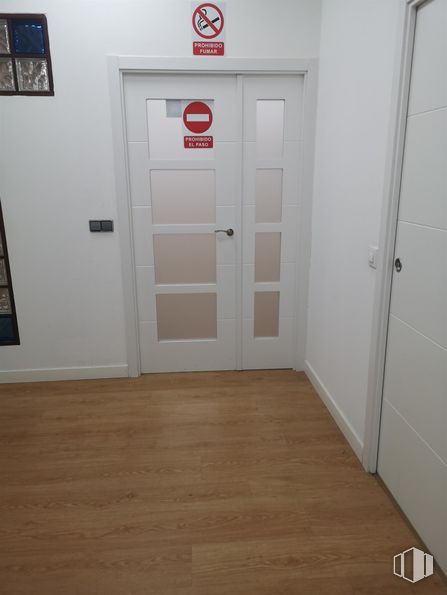 Oficina en alquiler y venta en Calle Virgen del Lluc, 80, Ciudad Lineal, Madrid, 28027 con puerta, accesorio, marco, madera, suelo, suelos, puerta de casa, cerrojo muerto, pintura y tinte para madera alrededor