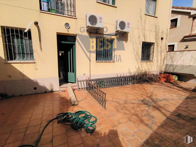 Retail for sale & for rent at Zona centro San Cristóbal, San Cristóbal de Segovia, Segovia, 40197 with window, road surface, wood, neighbourhood, floor, urban design, flooring, building, real estate and tints and shades around