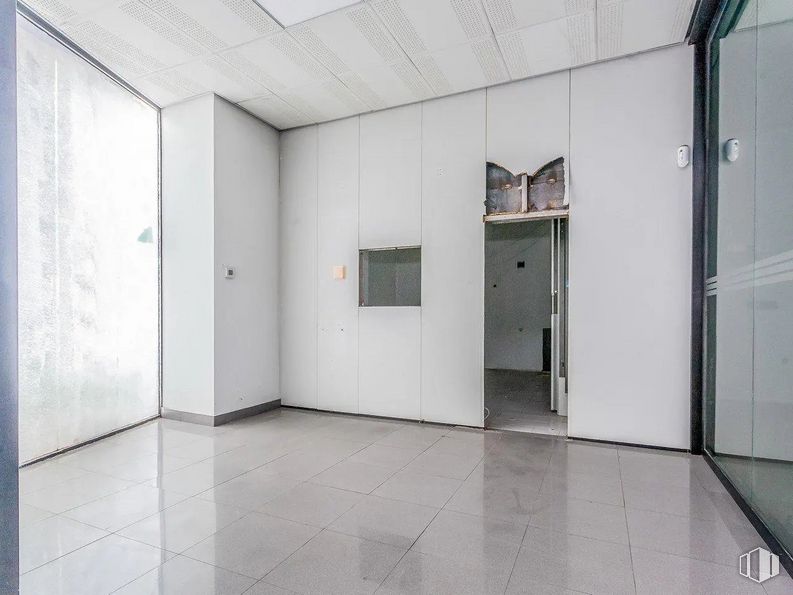 Nave en venta en Avenida Camino de lo Cortao, 6, San Sebastián de los Reyes, Madrid, 28700 con accesorio, interiorismo, puerta, suelo, suelos, edificio, hall, techo, vidrio y espacio alrededor