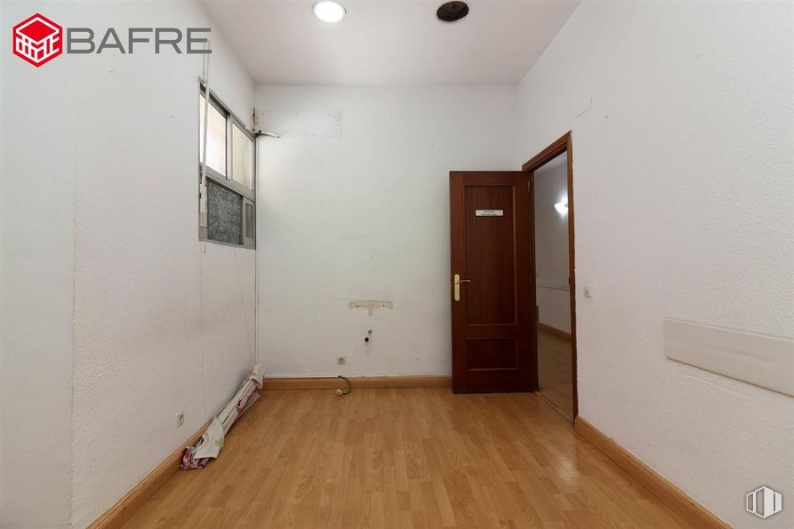 Local en venta en Casco antiguo, San Sebastián de los Reyes, Madrid, 28700 con puerta, propiedad, accesorio, madera, interiorismo, suelo, suelos, propiedad material, hall y tinte para madera alrededor