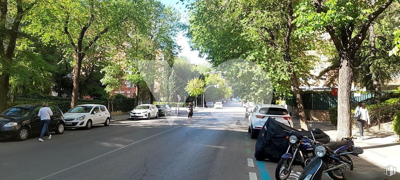 Local en alquiler en Avenida Badajoz, Ciudad Lineal, Madrid, 28027 con persona, coche, motocicleta, neumático, rueda, vehículo terrestre, planta, vehículo, iluminación del automóvil y vehículo de motor alrededor