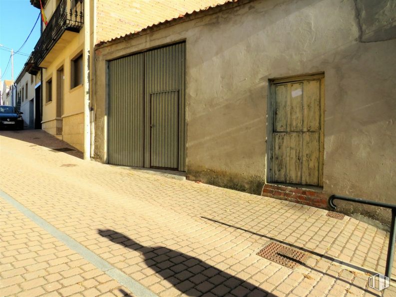 Land for sale at Arévalo, Arévalo, Ávila, 05200 with door, building, property, window, wood, infrastructure, road surface, architecture, house and beige around