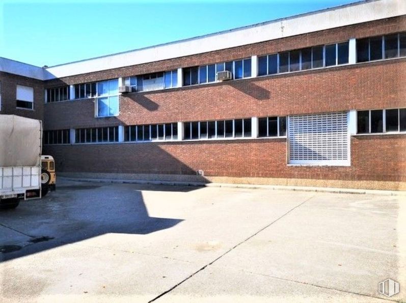 Nave en venta en Zona industrial, Leganés, Madrid, 28914 con camión, ventana, edificio, cielo, asfalto, diseño urbano, bienes raíces, albañilería, fachada y ladrillo alrededor