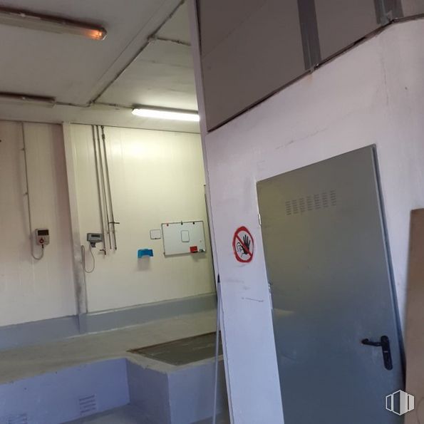 Industrial for sale at Avenida Fuenlabrada, Humanes de Madrid, Madrid, 28970 with door, fixture, gas, flooring, font, space, ceiling, event, machine and engineering around