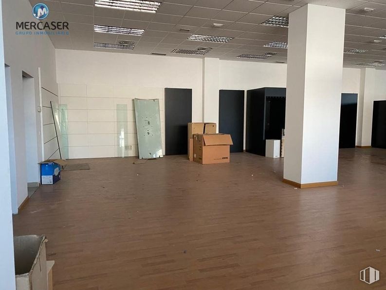 Retail for sale at Calle Francisco Alonso, Alcalá de Henares, Madrid, 28806 with flooring, floor, interior design, ceiling, wood flooring, door, laminate flooring, hardwood, hall and tile flooring around