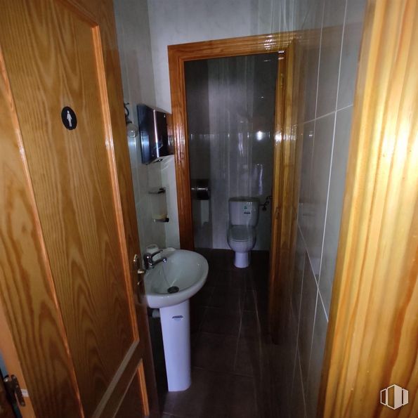 Retail for sale at Zona Centro, Piñuécar-Gandullas, Madrid, 28737 with toilet, door, sink, property, tap, bathroom sink, building, plumbing fixture, fixture and bathroom around