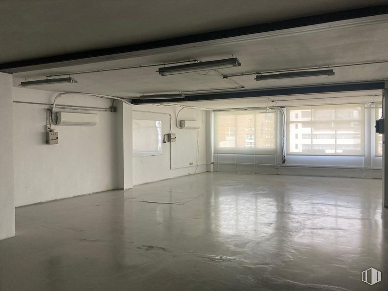 Nave en alquiler en Zona Simancas, San Blas - Canillejas, Madrid, 28037 con lámpara, alumbrado, accesorio, hall, suelos, techo, vidrio, material compuesto, aparcamiento y evento alrededor