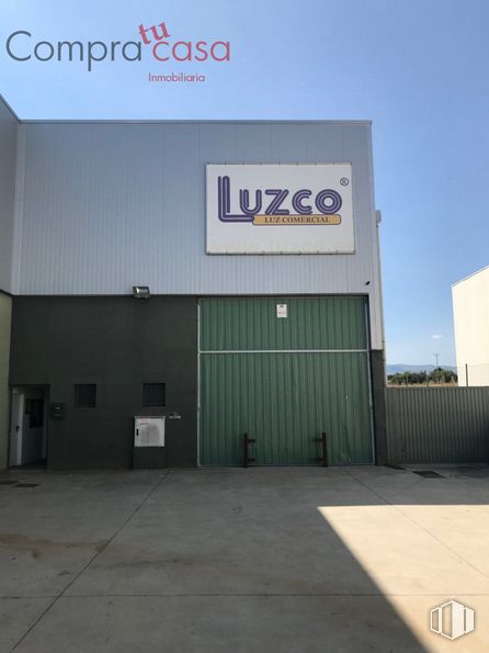 Nave en venta en Polígono Industrial Hontoria, Segovia, 40195 con edificio, puerta, cielo, asfalto, fachada, fuente, gas, neumático automotriz, edificio comercial y ciudad alrededor