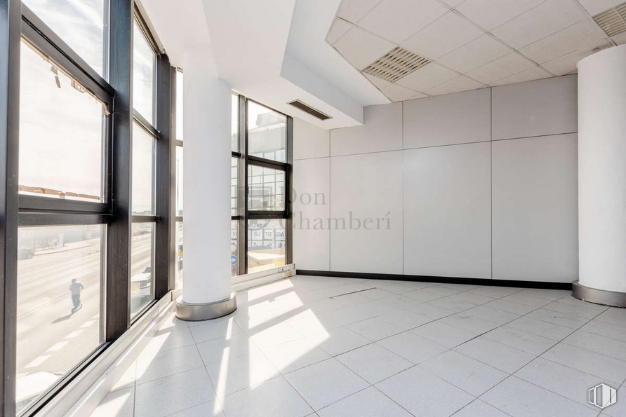 Oficina en venta en Avenida San Pablo, Coslada, Madrid, 28820 con edificio, hall, accesorio, interiorismo, suelos, madera, suelo, propiedad material, diseño automovilístico y inmobiliario alrededor