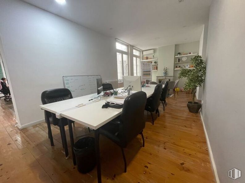 Oficina en alquiler en Calle Alfonso XII, 8, Retiro, Madrid, 28014 con mesa, silla, planta de interior, propiedad, mueble, planta, escritorio, silla de oficina, edificio y interiorismo alrededor