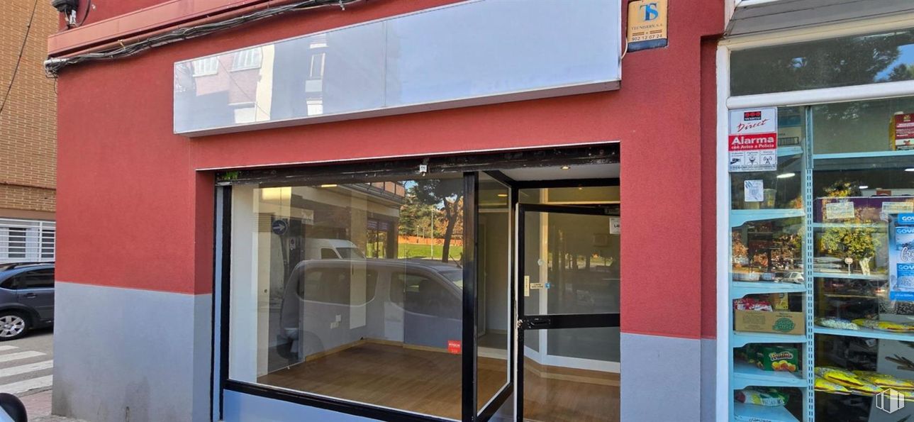 Retail for sale at Puente de Vallecas - Portazgo, Puente de Vallecas, Madrid, 28038 with door, composite material, glass, concrete, sidewalk, transparency and display window around