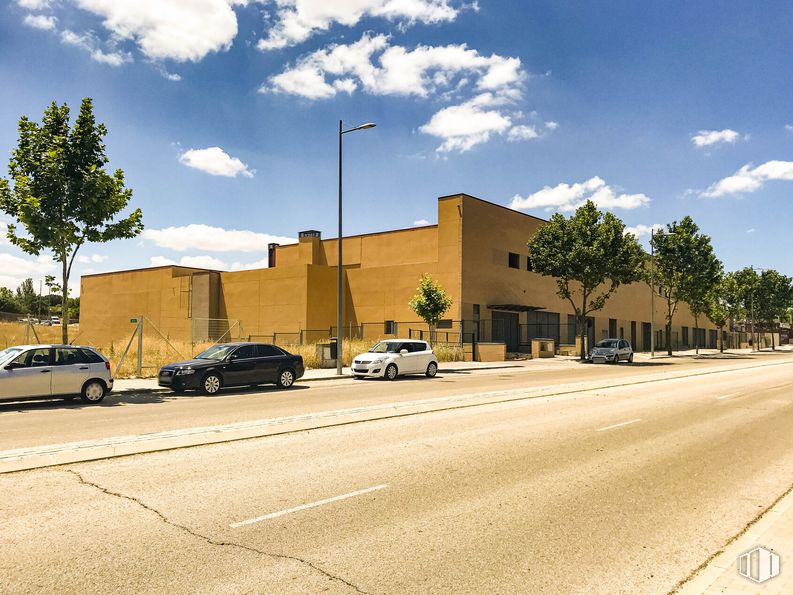 Industrial for sale at Avenida Ermita de San Juan, 54, Navalcarnero, Madrid, 28600 with car, building, cloud, sky, tire, wheel, daytime, street light, vehicle and tree around