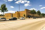 Industrial for sale at Avenida Ermita de San Juan, 54, Navalcarnero, Madrid, 28600 with car, building, cloud, sky, tire, wheel, daytime, street light, vehicle and tree around