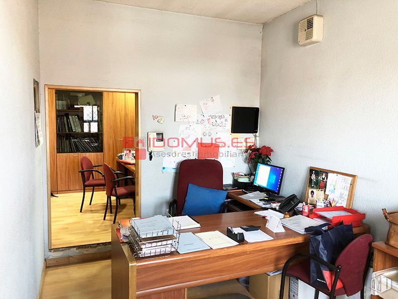 Nave en venta en Avenida Castilla, San Fernando de Henares, Madrid, 28830 con silla, mesa, alumbrado, ordenador, mueble, computadora personal, propiedad, pantalla de ordenador, teclado de computadora y escritorio para computadora alrededor