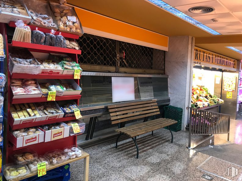 Local en alquiler y venta en Calle Constitución, 39, Alcobendas, Madrid, 28100 con mesa de trabajo, edificio, estante, venta minorista, archivar, publicación, habitación, pavimentos, carmín y comercio alrededor