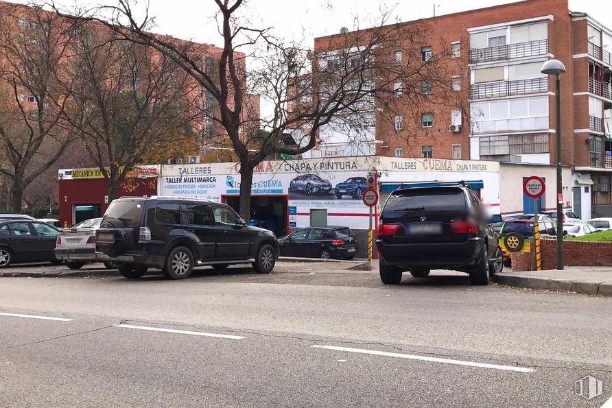 Retail for rent at Avenida Pablo Neruda, 2, Puente de Vallecas, Madrid, 28038 with car, building, automotive parking light, wheel, tire, land vehicle, vehicle, automotive tail & brake light, sky and window around