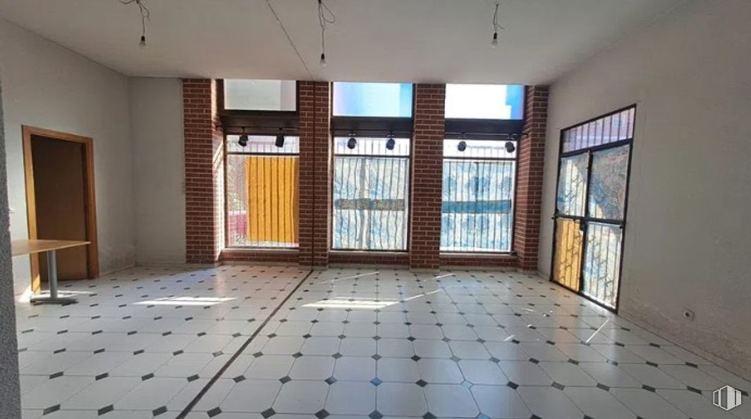 Retail for rent at Calle Fragata, 6, Carabanchel, Madrid, 28019 with window, property, building, fixture, wood, hall, flooring, floor, hardwood and tile flooring around