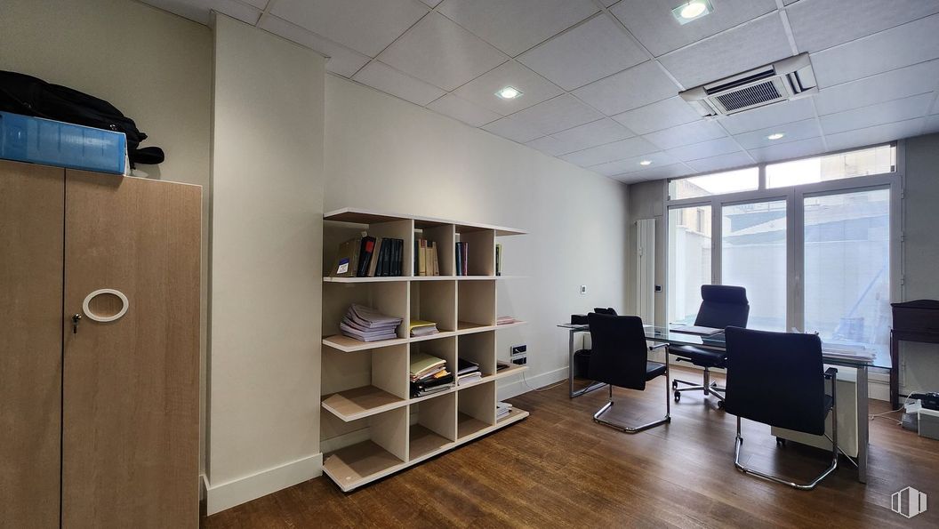 Office for sale & for rent at Calle María de Molina, Salamanca, Madrid, 28006 with bookcase, chair, wardrobe, cupboard, light fixture, window, furniture, interior design, flooring and floor around