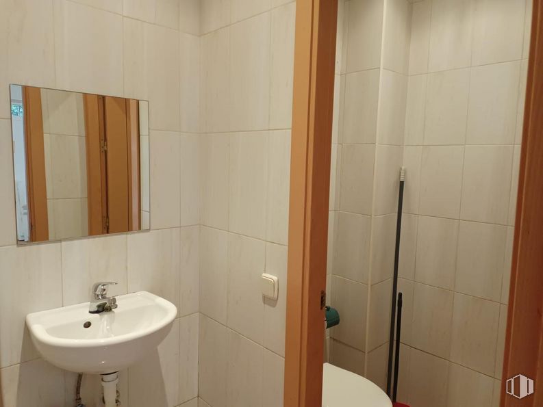 Local en alquiler en Calle Andorra, 11, Fuenlabrada, Madrid, 28943 con fregadero, marrón, propiedad, espejo, grifo, lavabo, cuarto de baño, accesorio, accesorios de fontanería y interiorismo alrededor