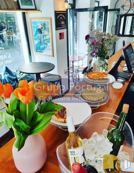 Retail for rent at Zona Centro, Centro, Madrid, 28005 with vase, tableware, wine bottle, drink, bottled and jarred packaged goods, furniture, restaurant, glass, chair and food around