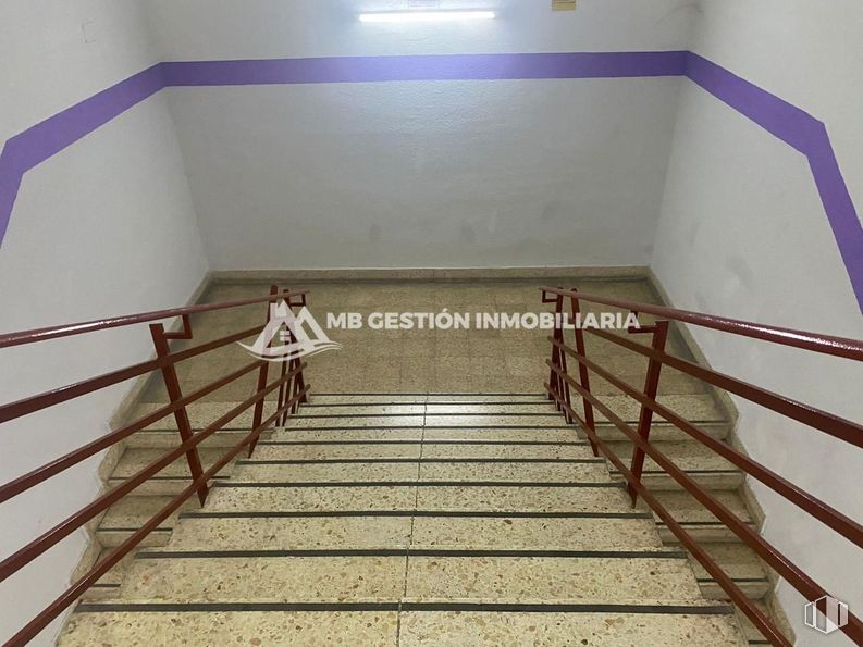 Retail for rent at Calle Gerona, Fuenlabrada, Madrid, 28945 with stairs, wood, architecture, fixture, floor, flooring, symmetry, baluster, building and hardwood around