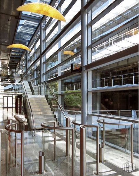 Oficina en alquiler en Avenida Industria, 22, Tres Cantos, Madrid, 28760 con mesa, madera, diseño urbano, pared, haz, fachada, ingeniería, material compuesto, material de construcción y escaleras alrededor