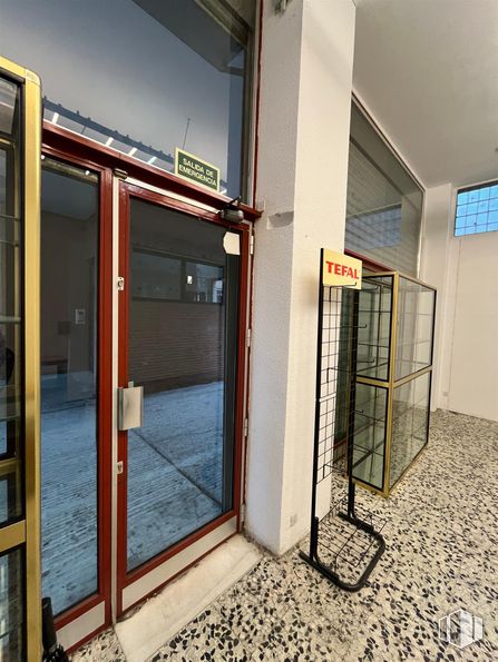 Local en alquiler en Zona Antonio Machado, Moncloa - Aravaca, Madrid, 28035 con accesorio, edificio, alumbrado, suelo, suelos, exterior del automóvil, puerta, sombra, madera y material compuesto alrededor