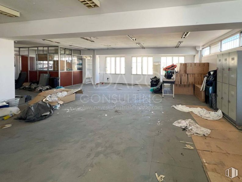 Industrial for sale at Calle Impresores, Getafe, Madrid, 28906 with window, floor, flooring, ceiling, hall, daylighting, cleanliness and aluminium around