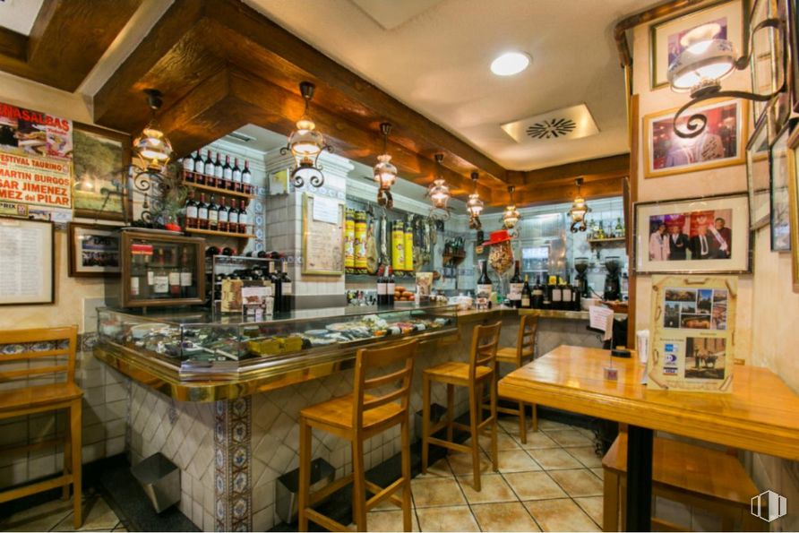 Local en alquiler y venta en Calle Antonio López, Carabanchel, Madrid, 28019 con mesa, alumbrado, silla, mueble, interiorismo, edificio, establecimiento de bebidas, marco, barware y techo alrededor