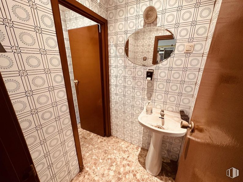 Retail for rent at Avenida Carabanchel Alto, Carabanchel, Madrid, 28044 with sink, mirror, property, plumbing fixture, tap, wood, bathroom, interior design, flooring and floor around