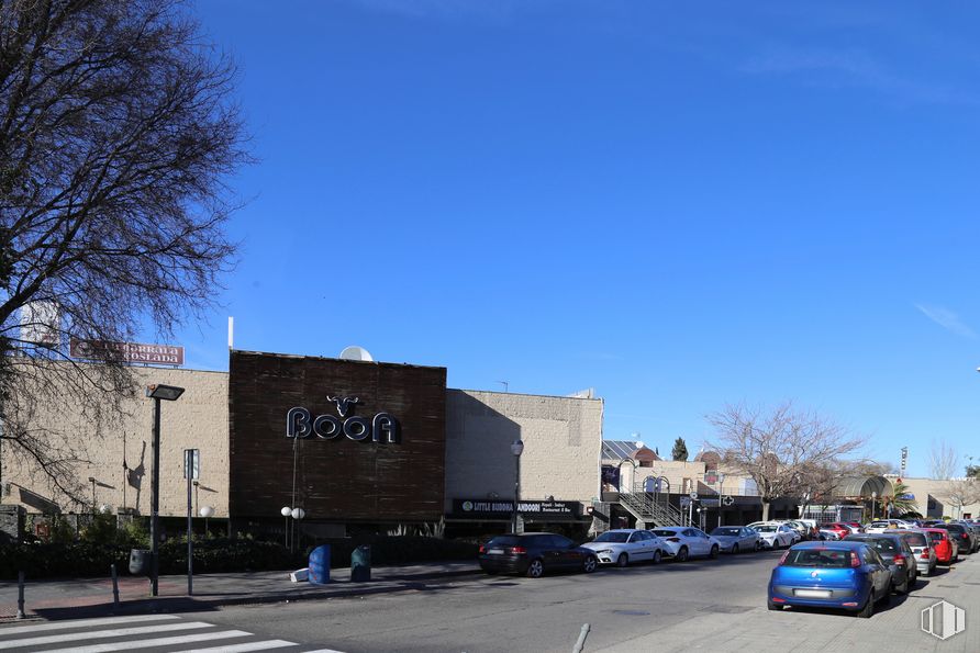 Retail for sale at C.C. Zocoslada, Avenida de España, 23, Coslada, Madrid, 28820 with car, building, sky, wheel, tire, vehicle, blue, tree, plant and window around